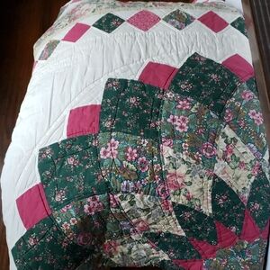 Elegant Floral Patchwork Quilt - Green and Pink